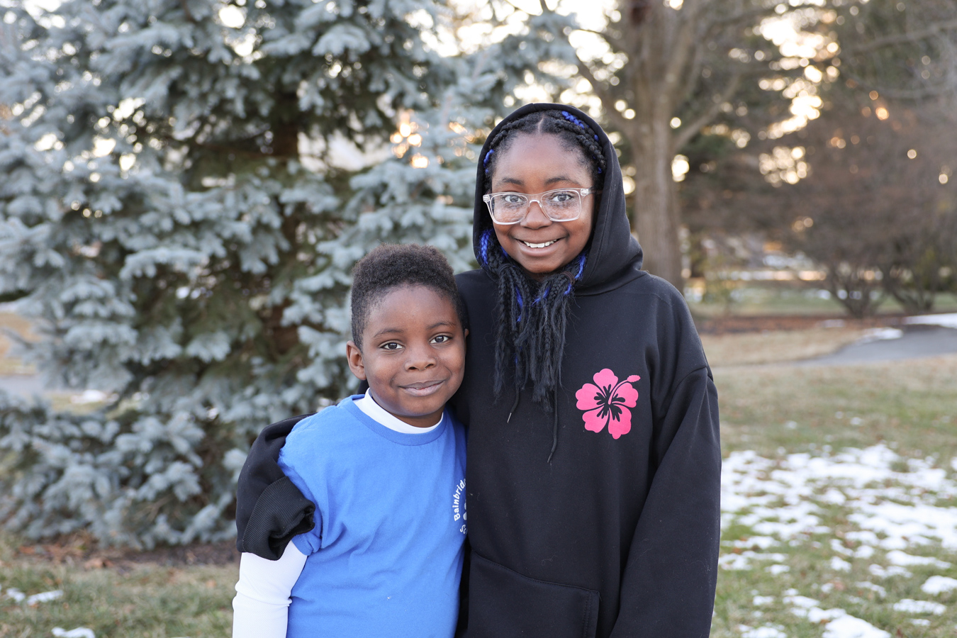 1W8A8025 Smiling young girl and boy with arms around each other