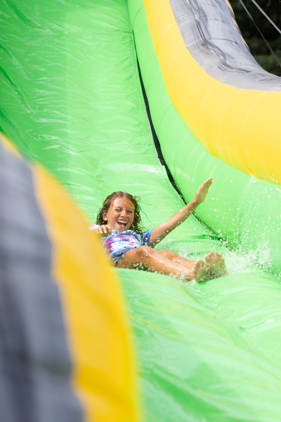 2V9A5789 Smiling girl sitting at desk